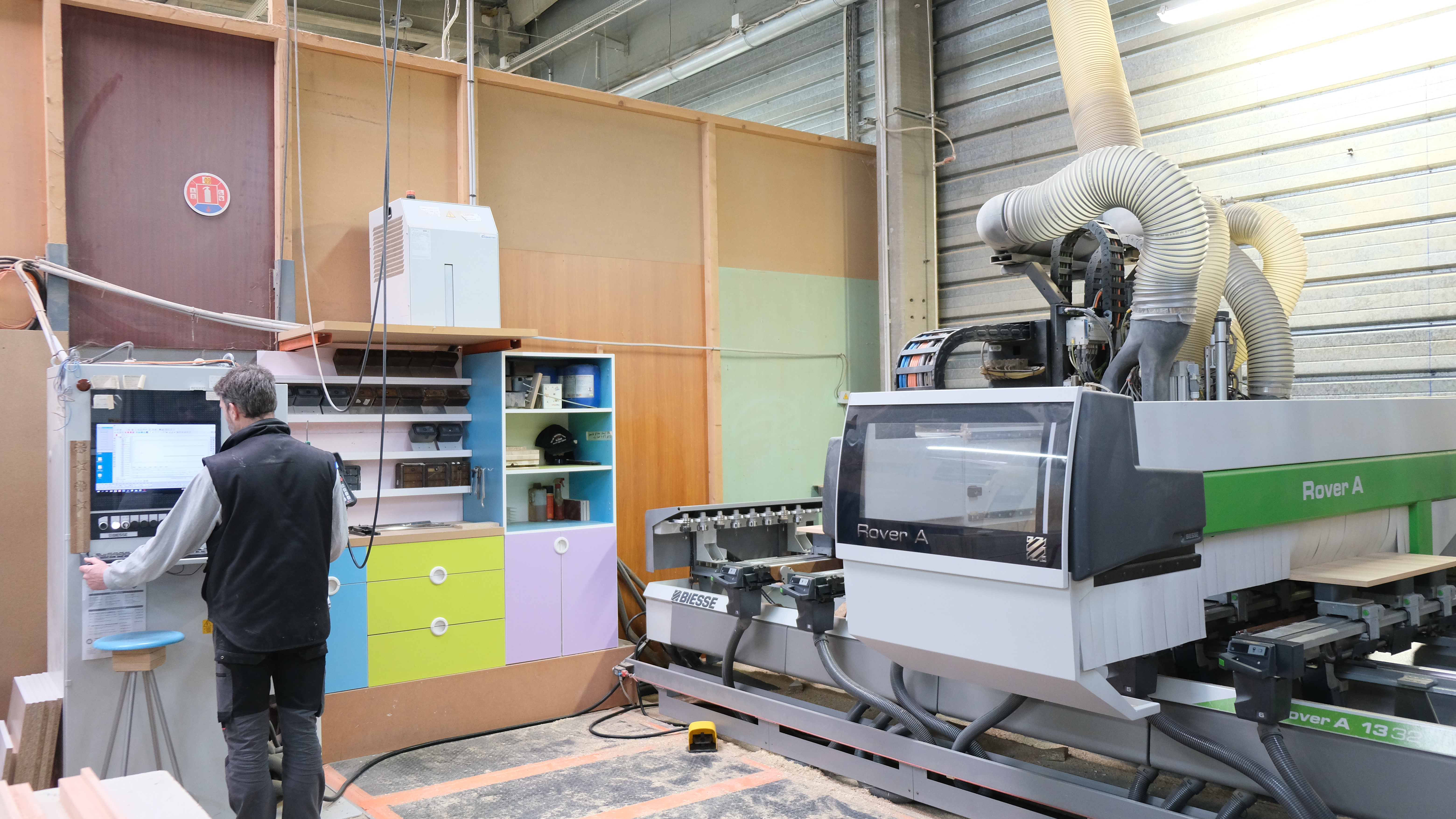 Découpe précise du bois en atelier