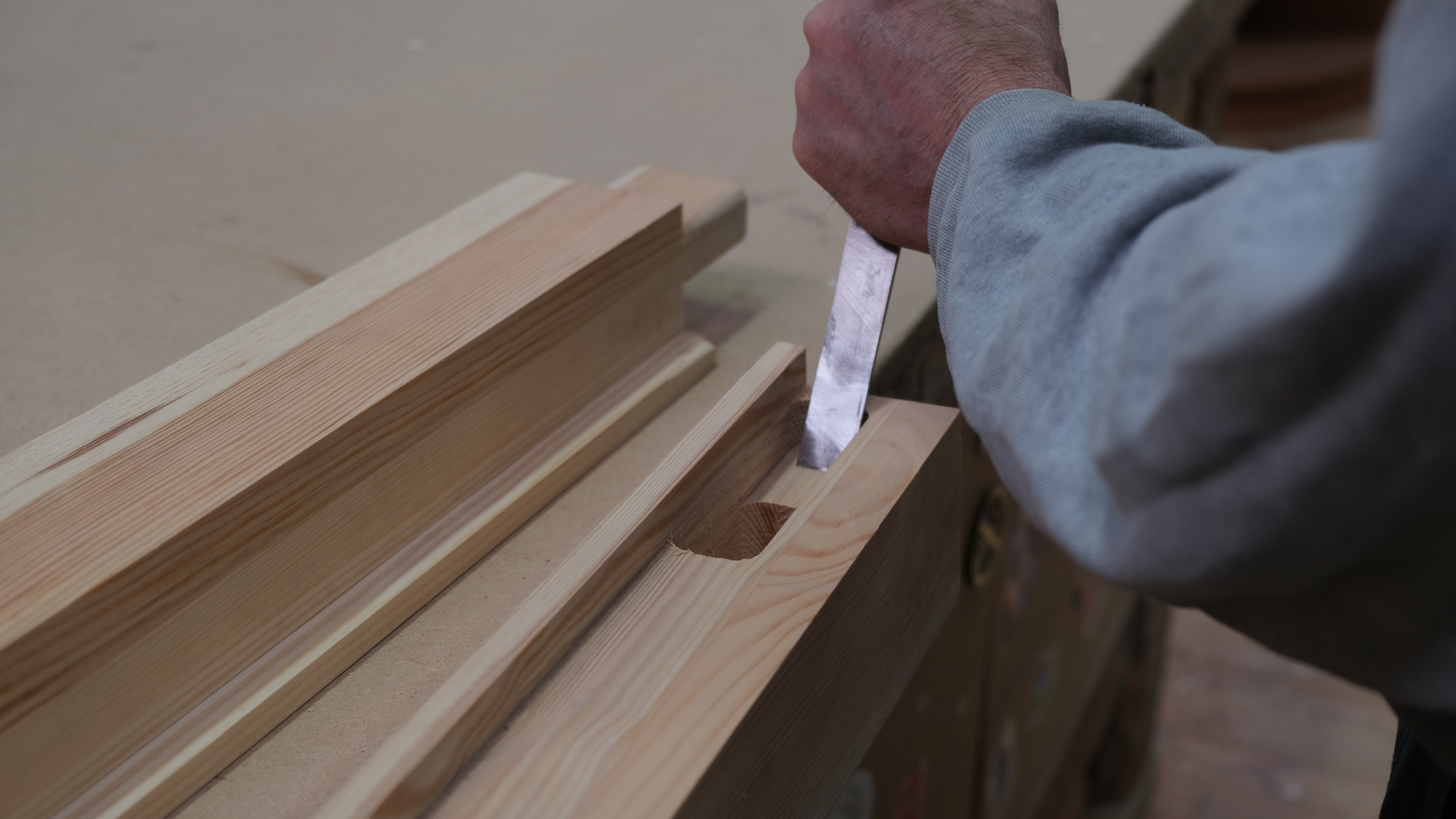 Menuisier réglant la machine combinée toupie Martin dans l'atelier Darbois