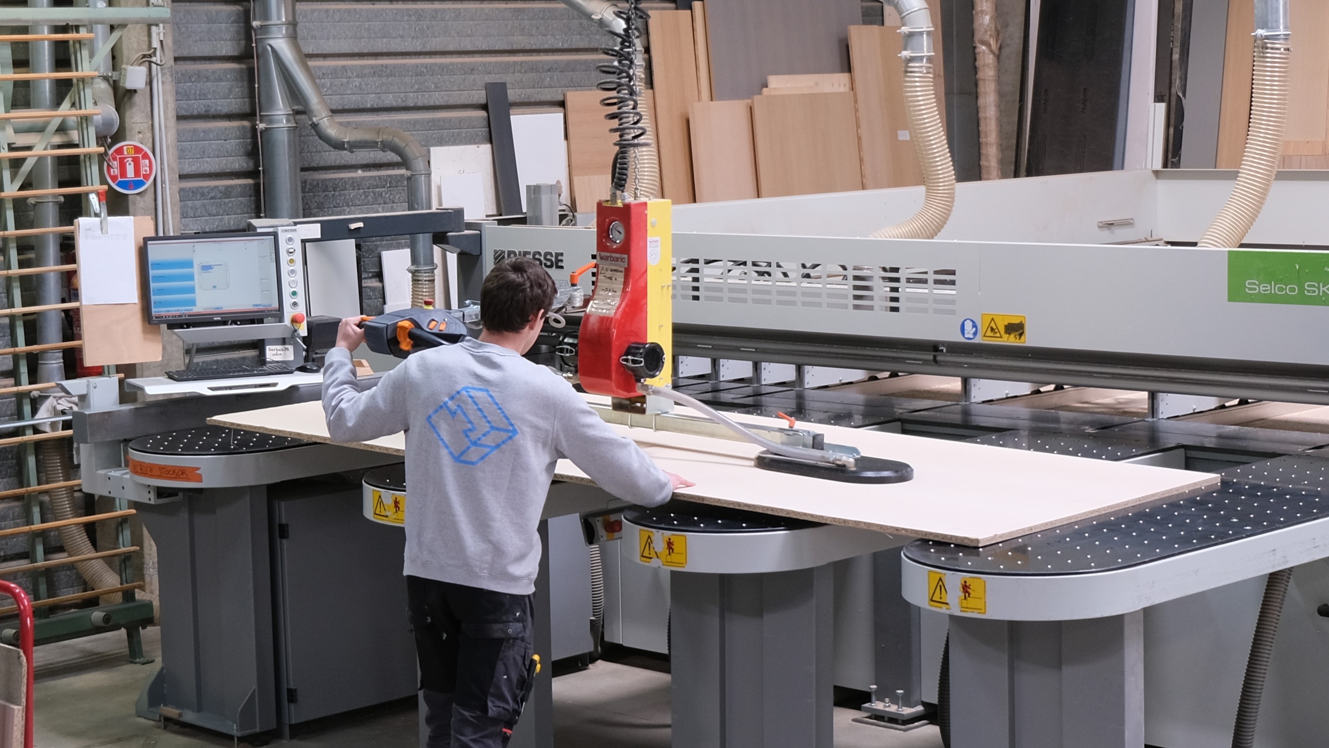 Menuisier travaillant à la scie circulaire dans l'atelier Darbois