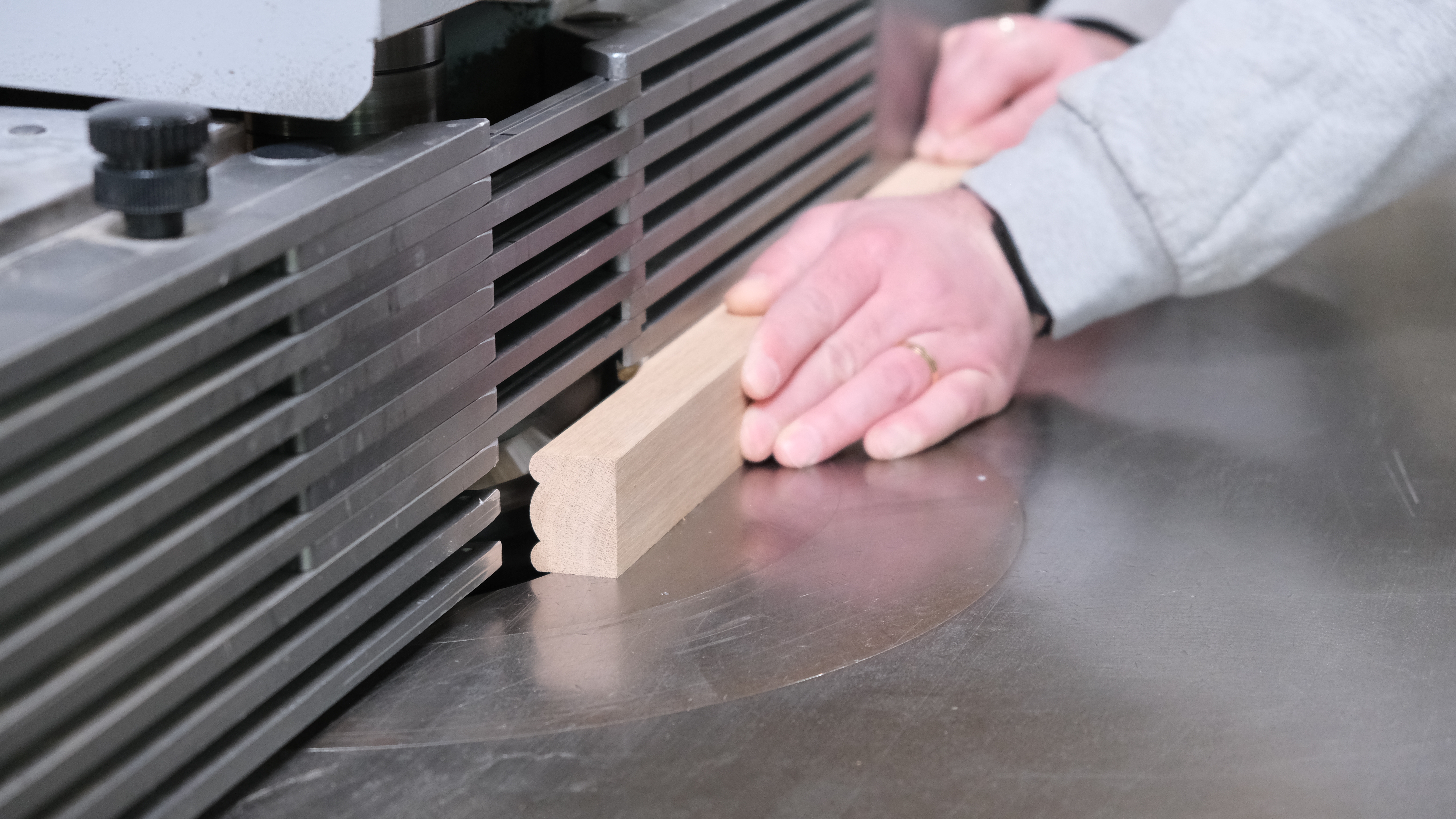 Menuisier ajustant une pièce de bois avec précision